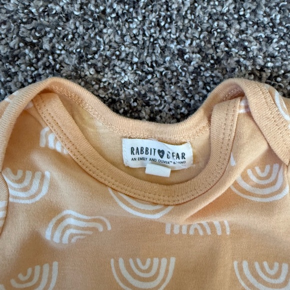 Baby Girl Rabbit + Bear Charming Peach Rainbow Bodysuit Size 0-3 Months - Picture 2 of 3